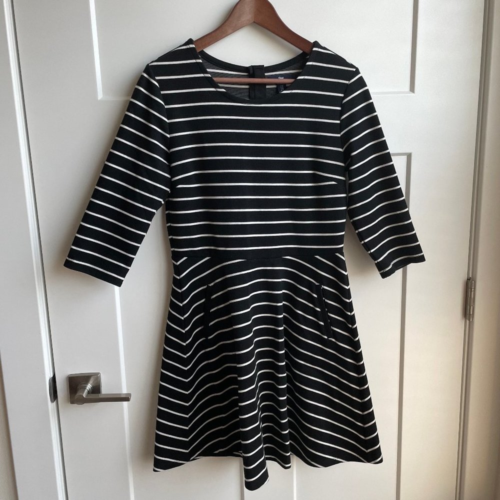 Gap - Black and White Striped 3/4 length sleeves A-line Dress - Women's Medium